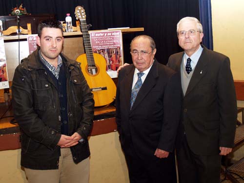 CHACÓN TENLLADO RECOGE EN UN LIBRO LAS TÉCNICAS DE LA LUTHERÍA EN LA CONSTRUCCIÓN DE LA GUITARRA 1