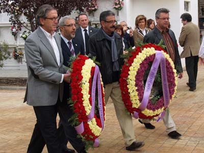 OFRENDA FLORAL EN EL MONUMENTO A LA MEMORIA HISTÓRICA 1