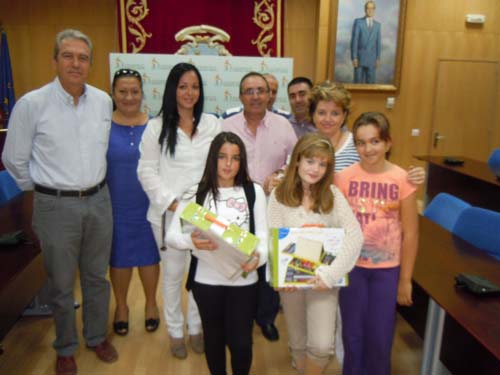 PREMIADOS DOS ESCOLARES EN EL CONCURSO DE DIBUJO DE AQUALIA 1