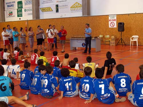 EL ALCALDE ENTREGA LOS TROFEOS DEL CAMPEONATO DE FÚTBOL SALA QUE ORGANIZA LA HERMANDAD DE SAN JUAN EVANGELISTA 1