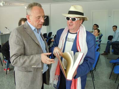 LUIS ANTONIO DE VILLENA PRESENTÓ SU LIBRO “MALDITOS” 1