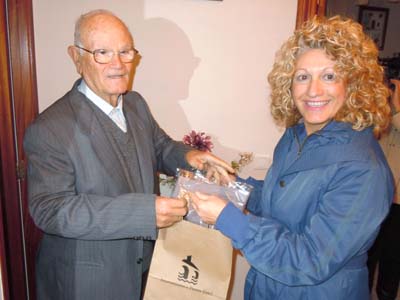 LA CONCEJALA DE SERVICIOS SOCIALES FELICITA LA NAVIDAD A LOS USUARIOS DE LA AYUDA DOMICILIARIA 1
