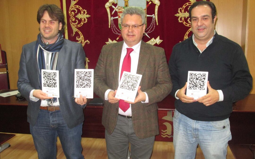 El alcalde junto a los autores del proyecto