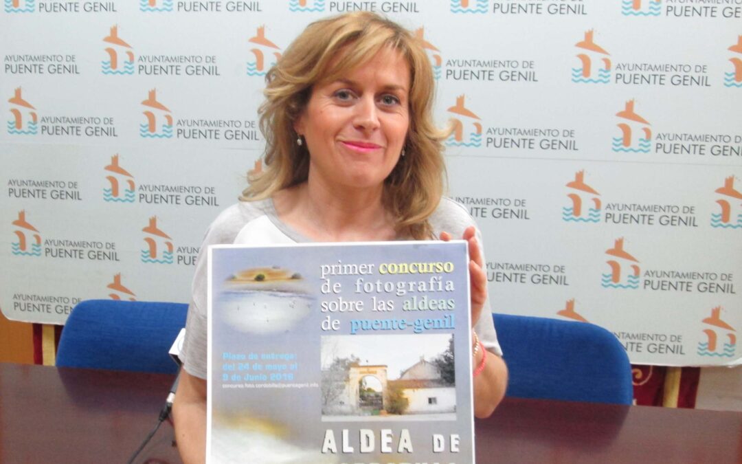 La concejala muestra el cartel del concurso