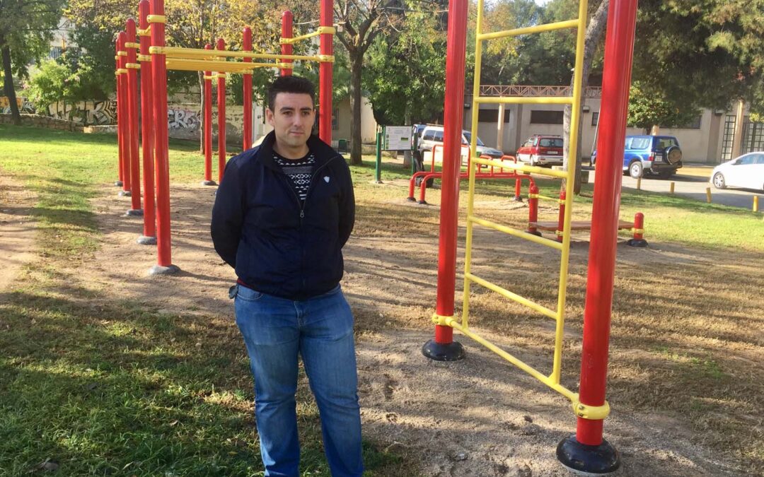 El concejal junto a la calistenia de Los Pinos