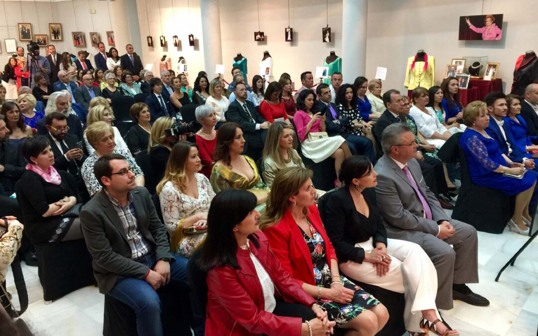 Asistentes a la exposición de Manu Sánchez