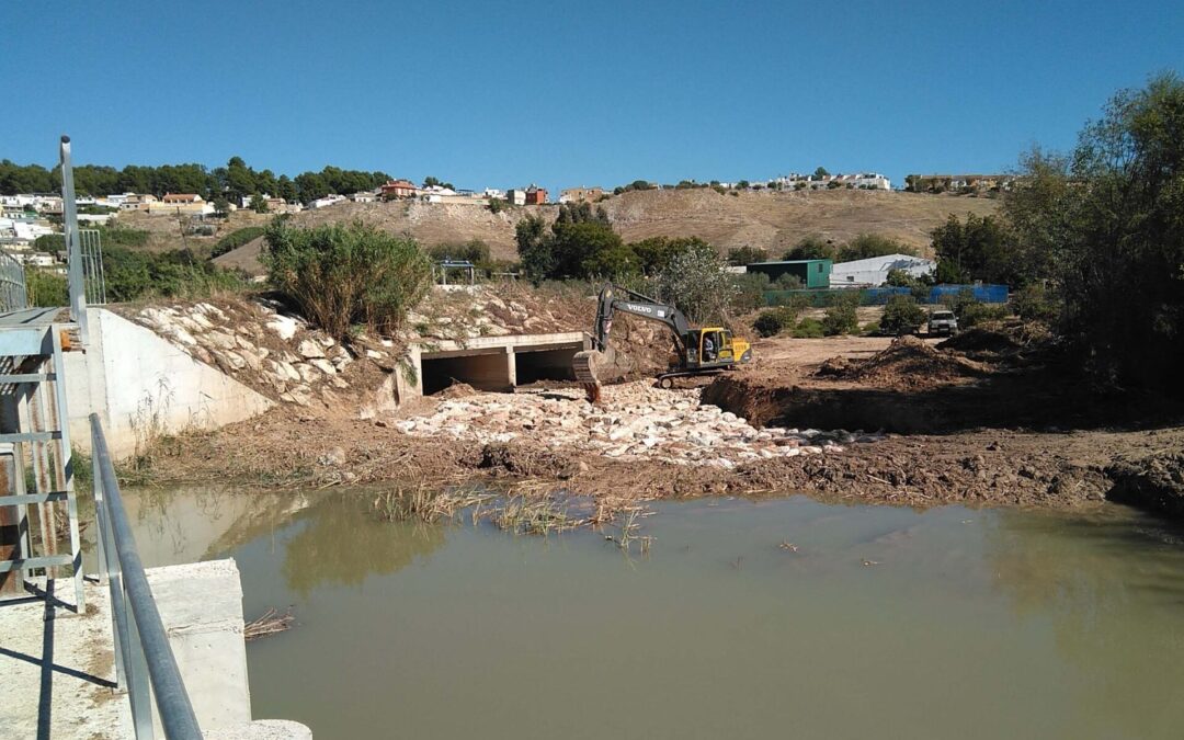 Trabajos de acondicionamiento en la entrada del azud
