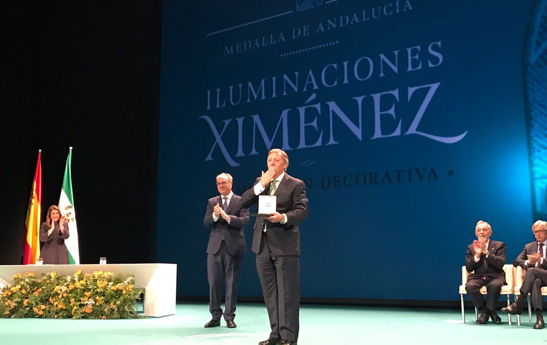 Francisco Jimenez, recoge en premio en Sevilla