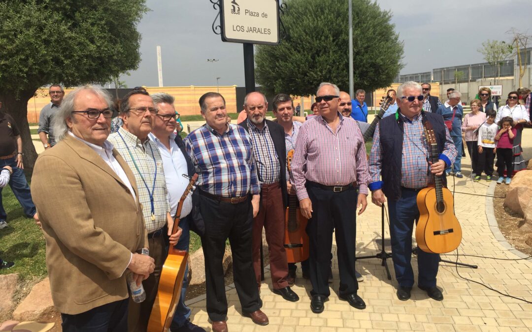 Acto de rotulación de la plaza de Los Jarales