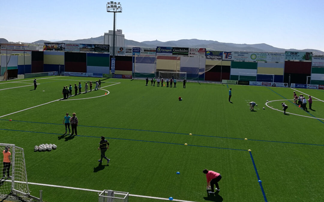 Grupos de mantenimiento en el campo de fútbol