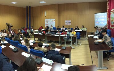 Los escolares tratan el maltrato infantil en el Pleno de la Infancia