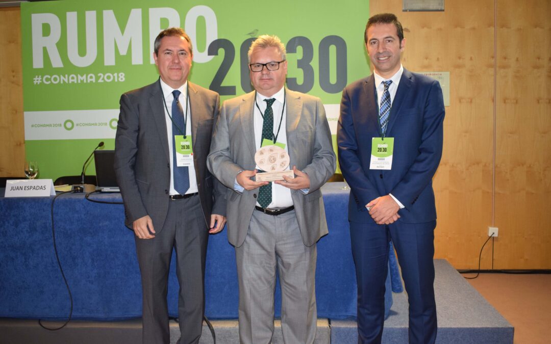 El alcalde recoge el premio de manos del presidente de la Red