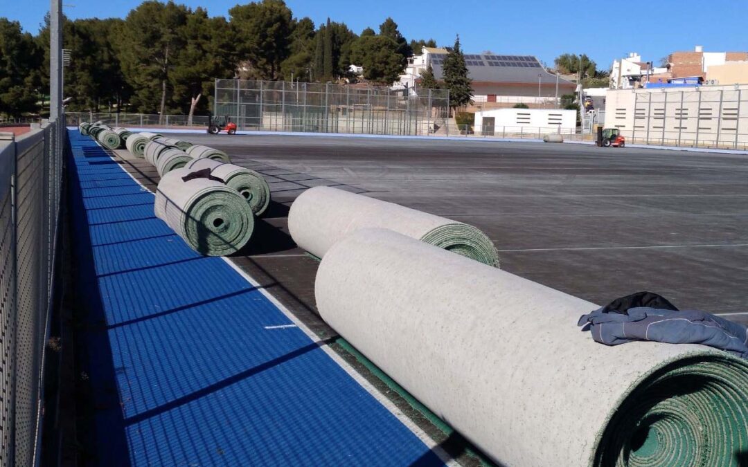 Renovación del césped del campo de hockey