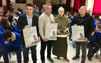 La escritora Ana Rossetti participa en un encuentro literario en los colegios
