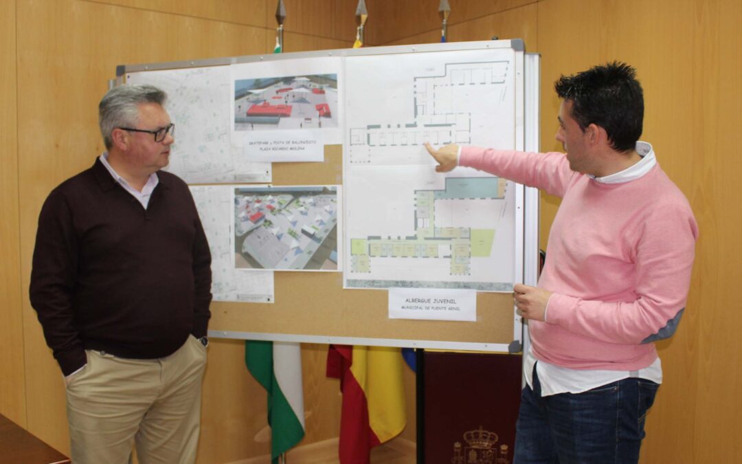 El alcalde y el concejal junto a los planos de las obras