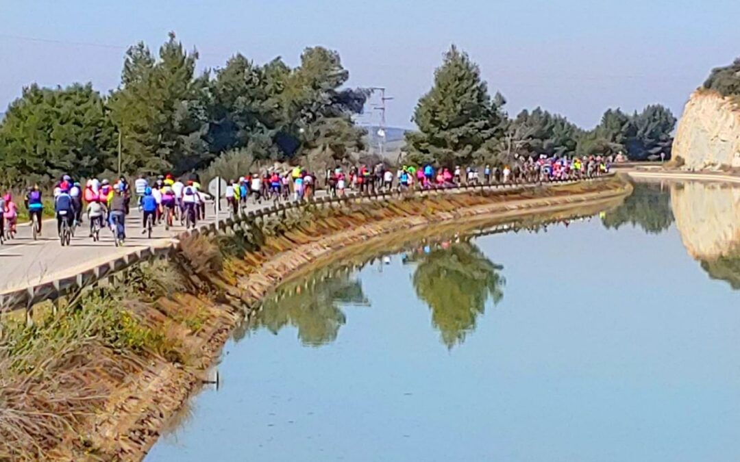 Ciclistas a su paso por el canal de riegos