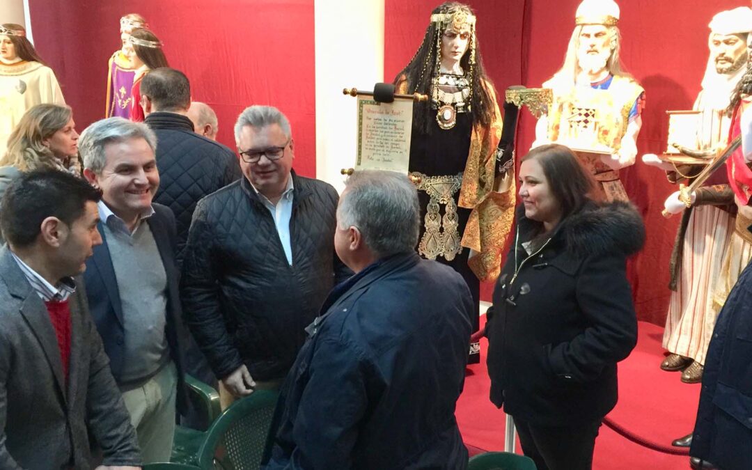 El alcalde y la vicepresidenta charlan con los hermanos de las corporaciones