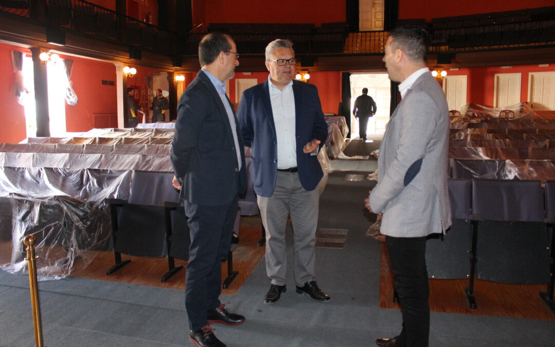 Alcalde junto a responsables de la empresa Murprotec