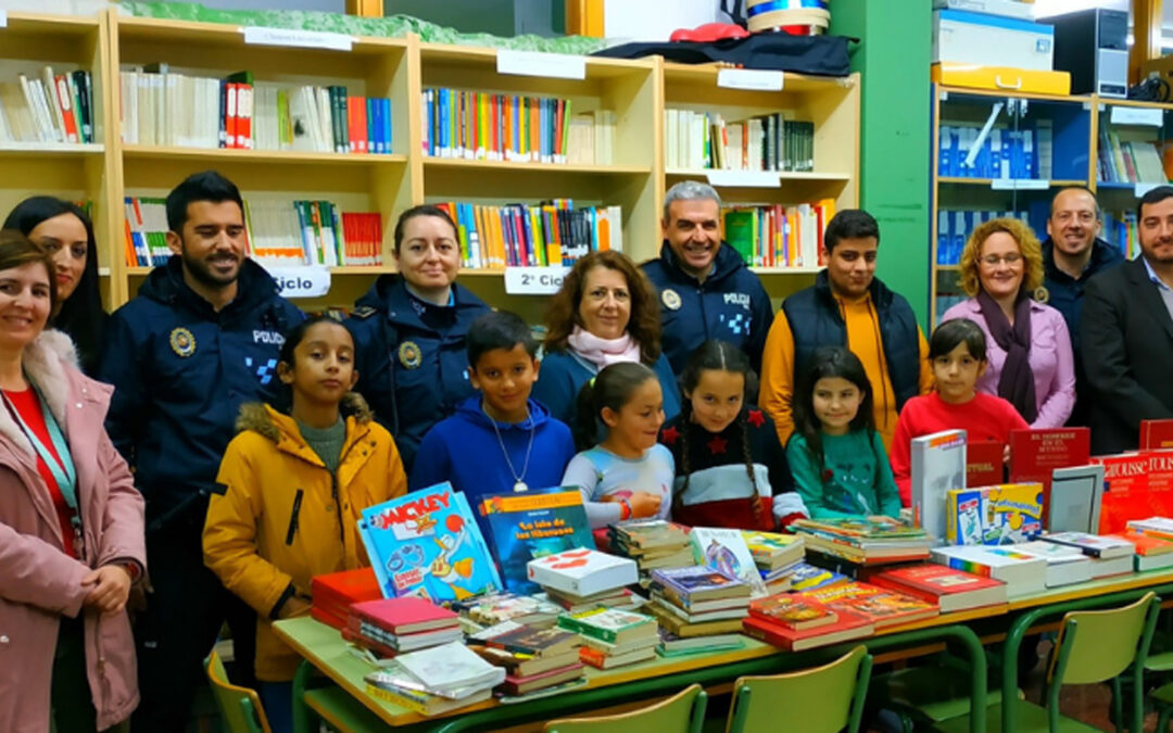 Donación libros al CEIP Maestro Enrique Asensi por la Policía Local