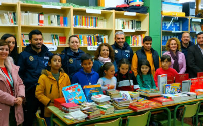 La Policía Local celebra el Día Internacional del Libro donando medio millar de ejemplares al CEIP Maestro Enrique Asensi