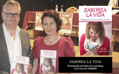 El alcalde asiste al acto de presentación de ‘Saborea la vida’, libro de la psicóloga Luz Navas Torres