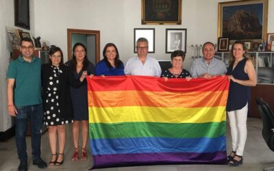 Colocación de bandera arco iris en balcón del Ayuntamiento