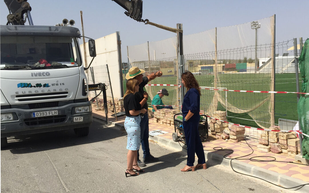 Verónica Morillo visita las obras en el campo de fútbol
