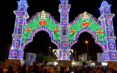 El encendido de la portada da inicio a la Feria Real de Puente Genil