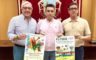 Los clubes de fútbol y balonmano presentan sus trofeos de feria