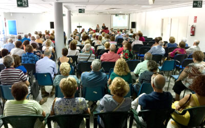 Las personas mayores participan en una charla sobre seguridad