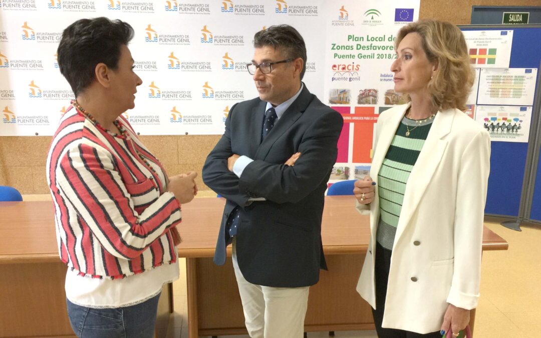 La concejala departe con el director y delegada