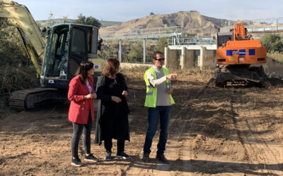El Ayuntamiento limpia el azud del canal de la Alianza