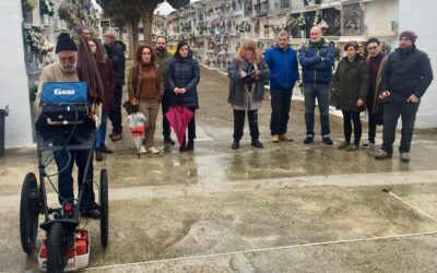 Examinan la delimitación de una fosa común en el Cementerio