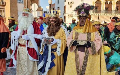 La cabalgata de los Reyes Magos llenan las calles de ilusión y caramelos