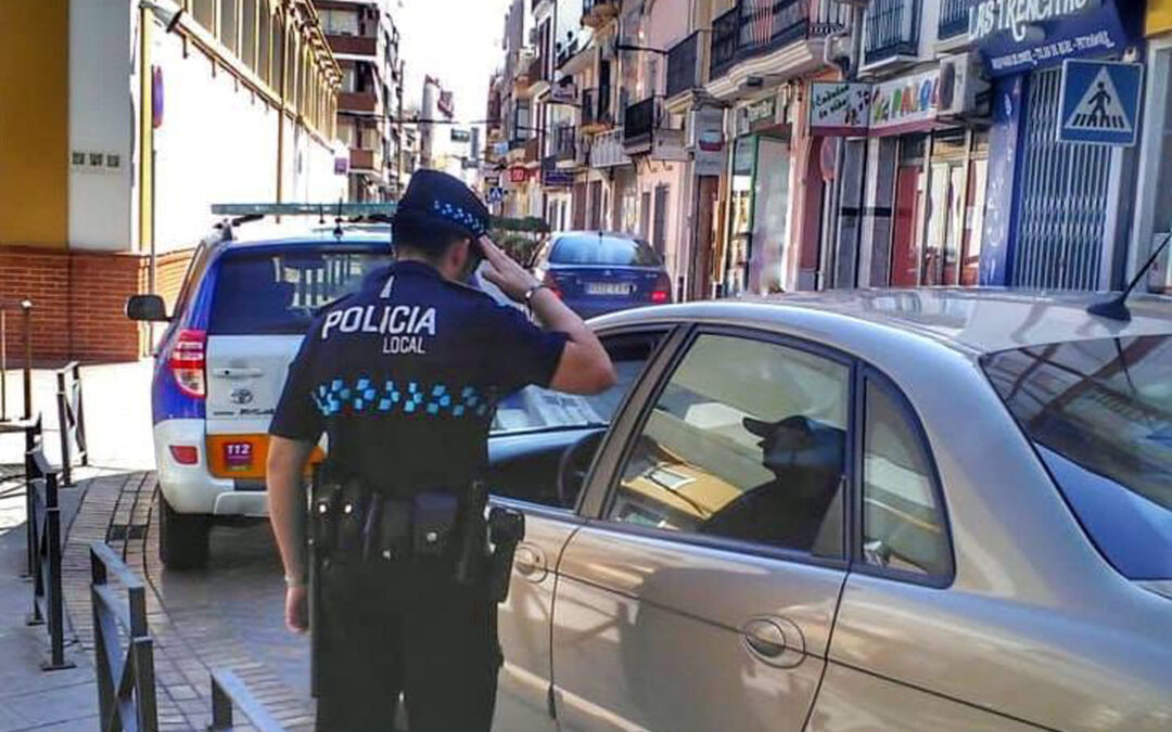 Un policía dialoga con un conductor
