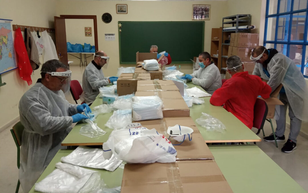 Empleados municipales preparan los kits