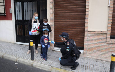 Agentes de la Policía Local y Guardia Civil reparten mascarillas a los menores
