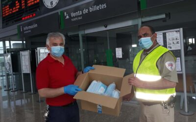 Reparto de mascarillas para su uso obligatorio en el transporte público