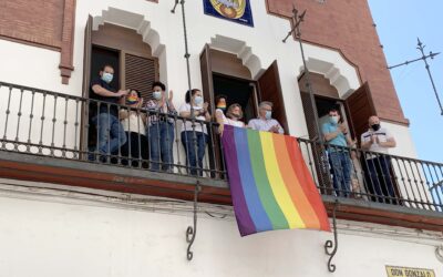 La bandera arcoíris ondea en el balcón del Ayuntamiento en apoyo al colectivo LGTBIQ