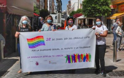 Una pancarta recuerda el Día del Orgullo LGTBIQ