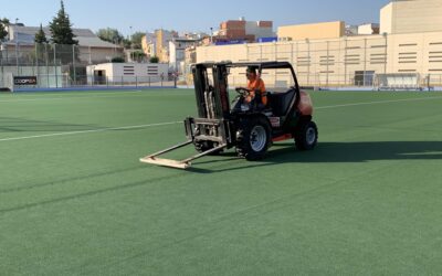 Labores de mantenimiento del césped del campo de hockey