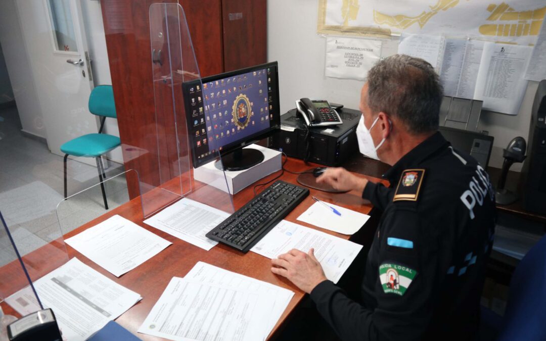 Un agente en las oficinas de Jefatura