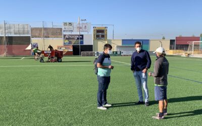 Labores de mantenimiento del césped artificial del campo de fútbol