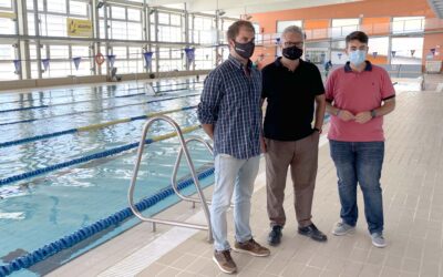El alcalde verifica que la piscina cubierta cumple con los protocolos de seguridad sanitaria