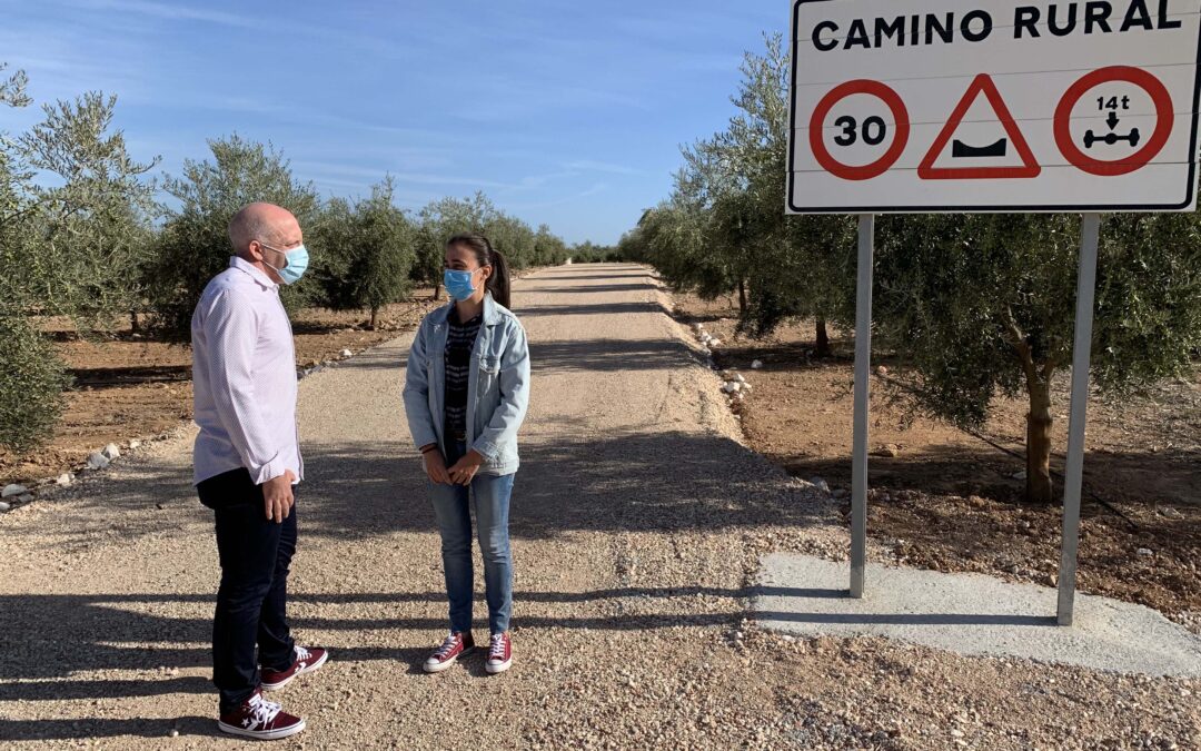 El concejal y la técnico en el camino