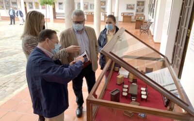 Una exposición en Los Frailes muestra una colección artesana de muebles en miniatura