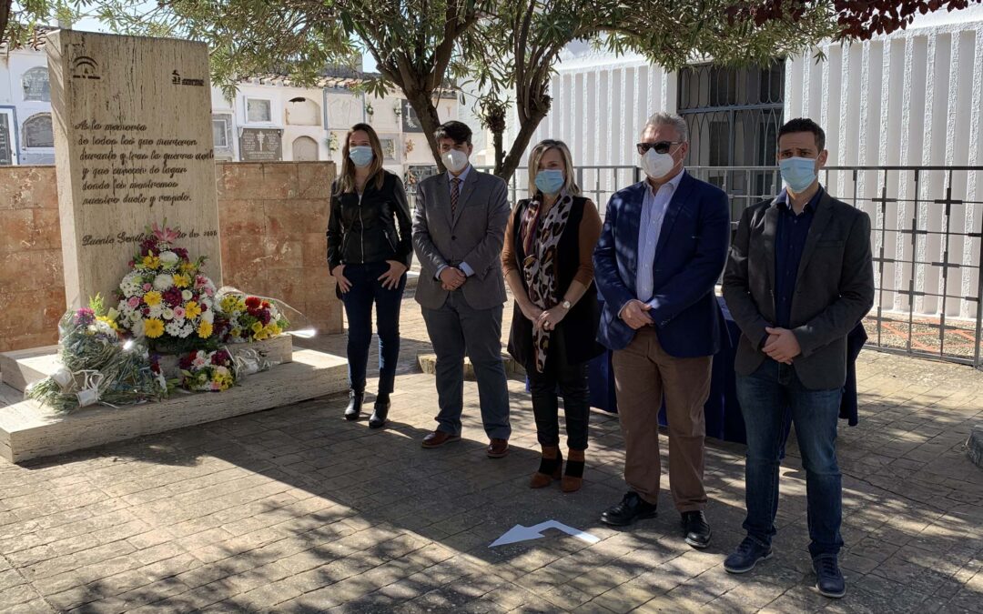 Ofrenda floral ante el monumento