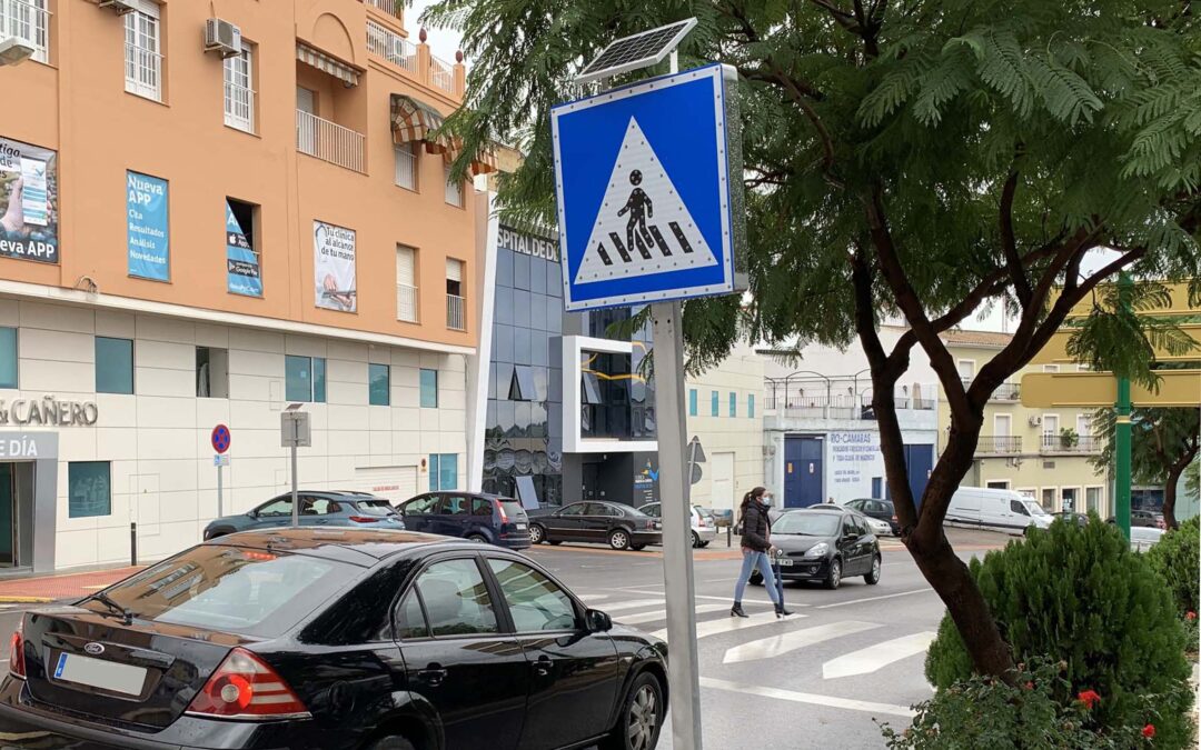 Señal vertical en uno de los pasos de peatones