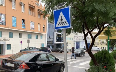 La delegación de Tráfico instala señales verticales luminosas en dos pasos de peatones