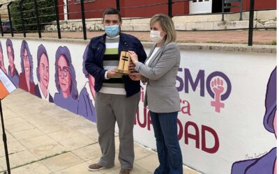 Alumnado del IES Juan de la Cierva realizan un mural feminista en el Ágora de Los Pinos
